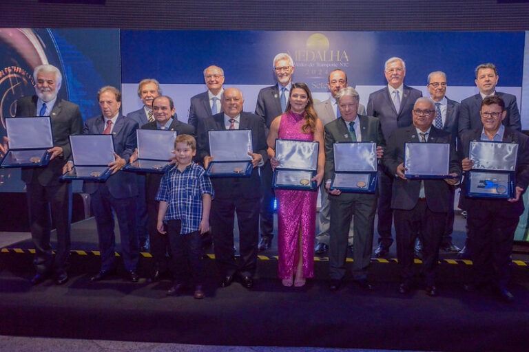 Medalha de Mérito do Transporte NTC 2024 celebra grandes nomes do setor em noite memorável em Brasília