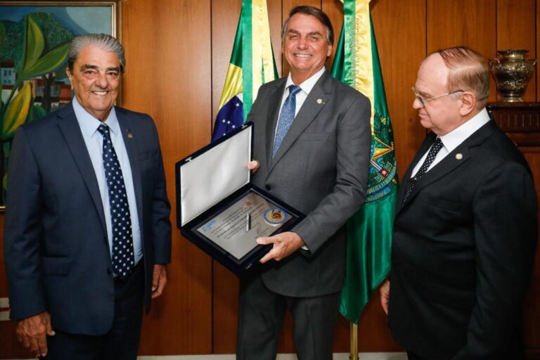 Presidente Francisco Pelucio entrega Medalha de Mérito do Transporte NTC para o presidente Jair Bolsonaro em Brasília