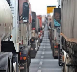 São Paulo aborda motoristas caminhoneiros para conter nova cepa da Índia