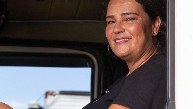 Motorista troca vida de dona de casa por caminhão e defende mais mulheres nas estradas