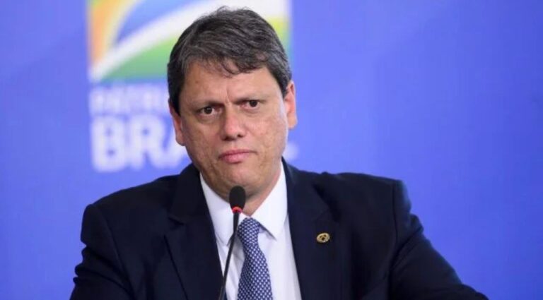 Em MS nesta segunda, ministro Tarcísio Gomes assina ordens de serviço em rodovia e entrega obra do aeroporto