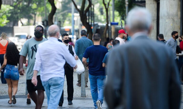 População ocupada aumentou 2,5% no segundo trimestre, diz IBGE