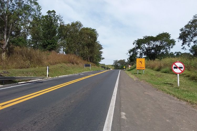 CNT publica Transporte em Foco sobre sinalização rodoviária