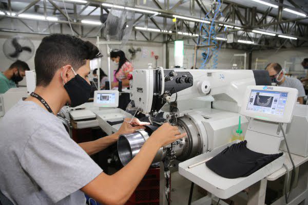 Indústria do Paraná aposta na contratação de mulheres e jovens. Veja os números