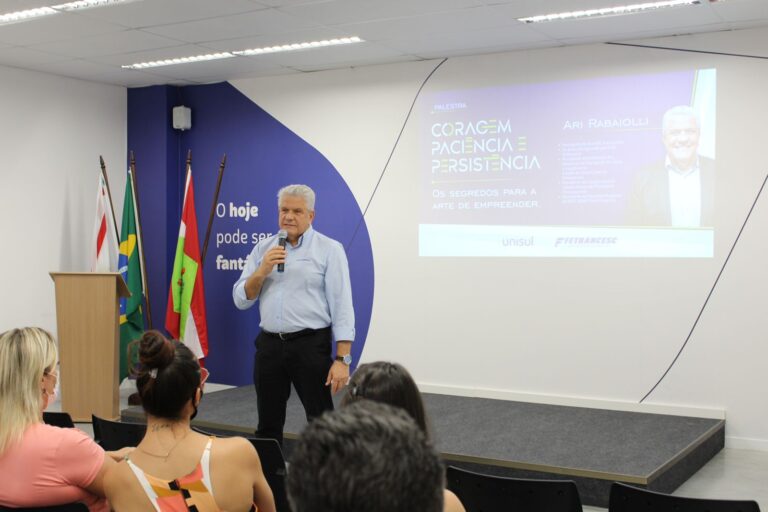 Presidente da Fetrancesc fala sobre empreendedorismo com alunos da Unisul Florianópolis