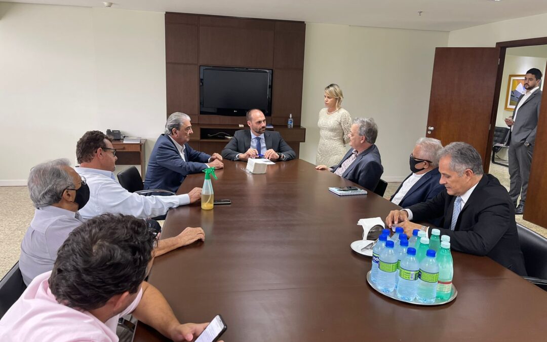 Presidente Francisco Pelucio recebe na sede da NTC&Logística o Deputado Federal, Eduardo Bolsonaro