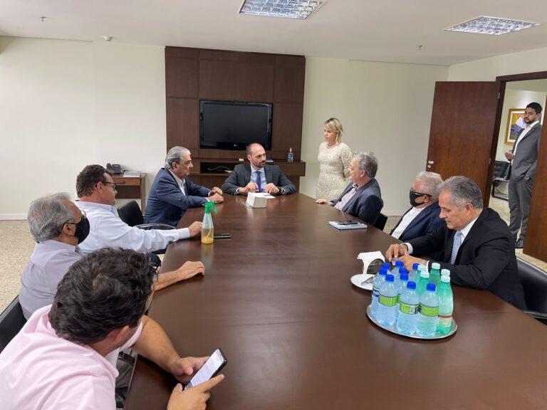Presidente Francisco Pelucio recebe na sede da NTC&Logística o Deputado Federal, Eduardo Bolsonaro