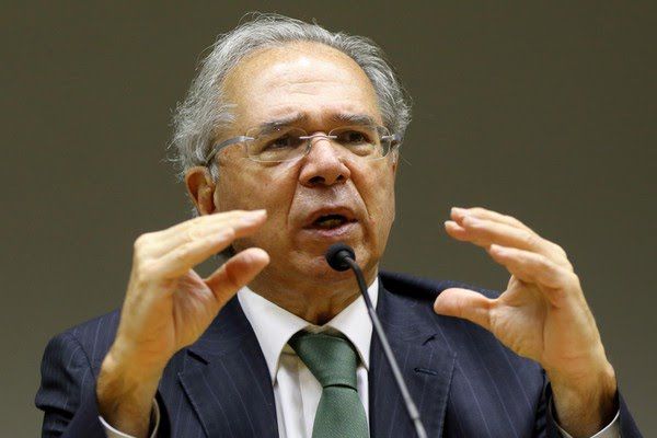 É preciso ‘desfakezar’ previsões sobre economia e PIB, diz Guedes: ‘Erram muito’