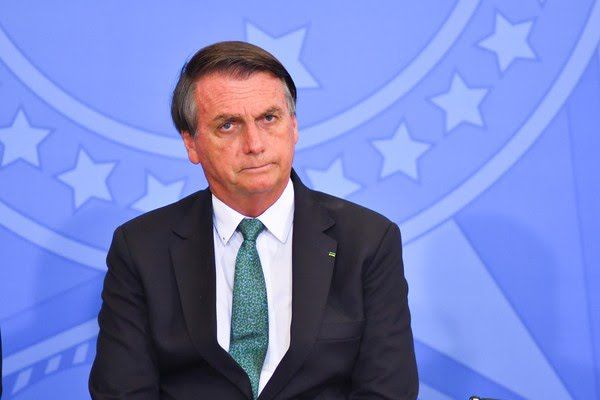 Bolsonaro quer incluir ICMS na PEC que pode zerar tributos sobre combustíveis