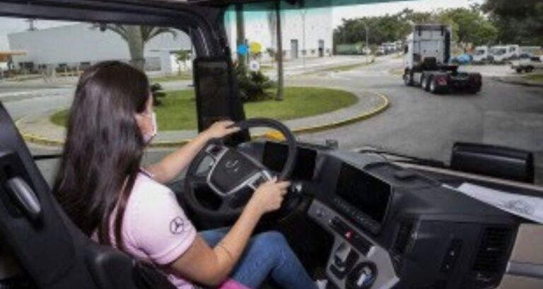 Mercedes-Benz reúne mulheres caminhoneiras