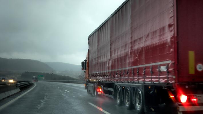 Transporte rodoviário de cargas exige atenção redobrada em dias de chuva