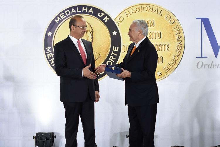 Ex-presidente Michel Temer recebe honraria máxima da Medalha JK