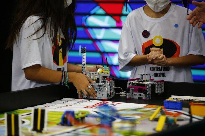 Estudantes buscam soluções para transporte de cargas em torneio de robótica