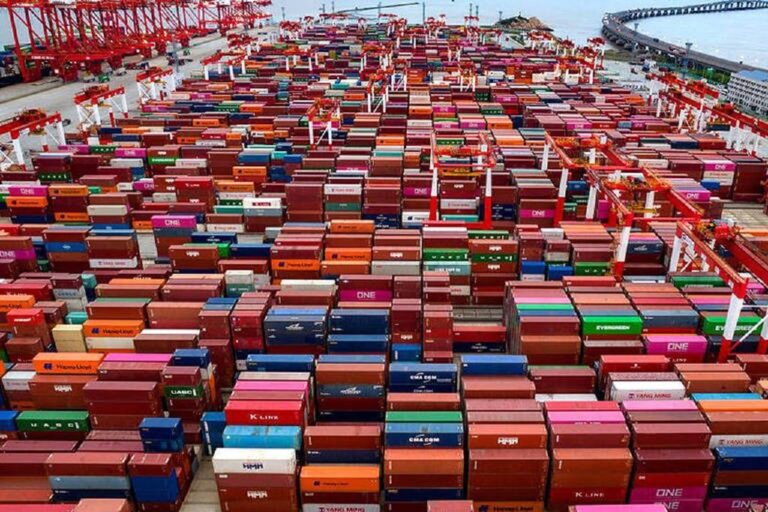 Lockdown trava transporte de cargas na China e impede que navios realizem cargas ou descargas no porto mais movimentado do mundo