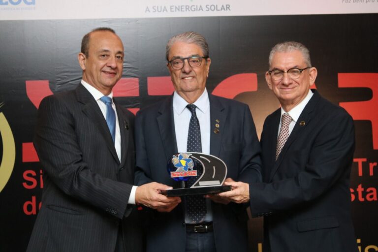 Presidente da NTC&Logística é homenageado com o Prêmio Otacílio Correia nos 80 anos do SETCARCE em Fortaleza
