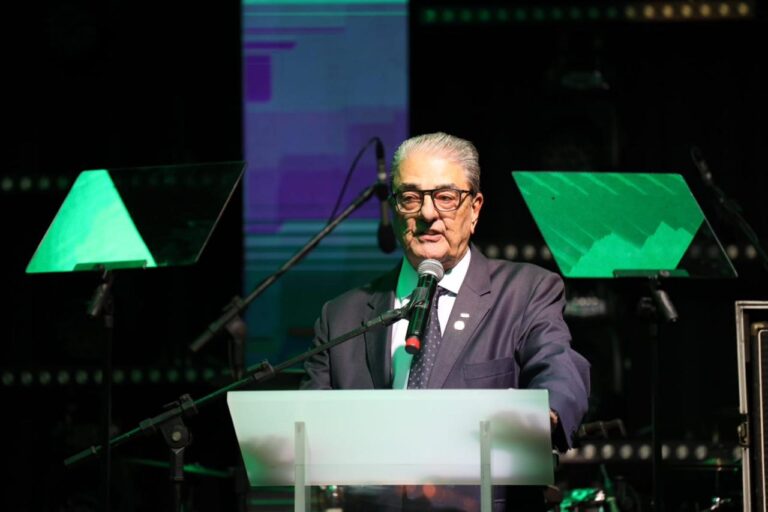 Presidente da NTC&Logística, Francisco Pelucio, celebra os 80 anos do SETCEPAR em Curitiba