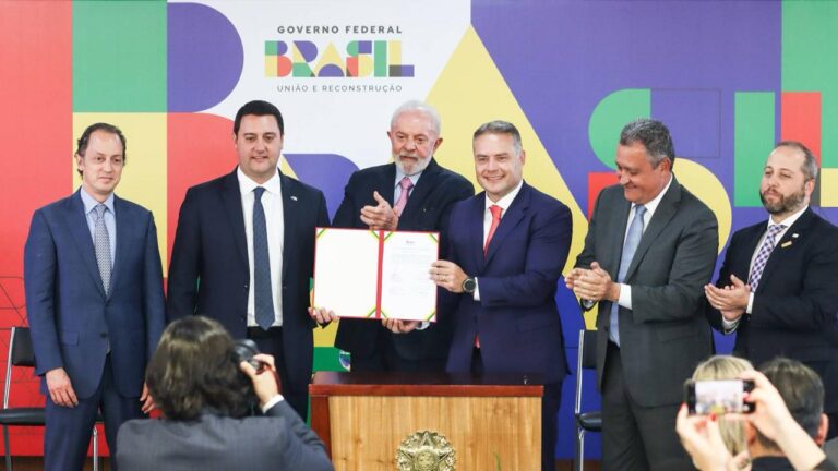 Concessionárias assinam contratos de concessão dos 2 primeiros lotes de rodovias do Paraná