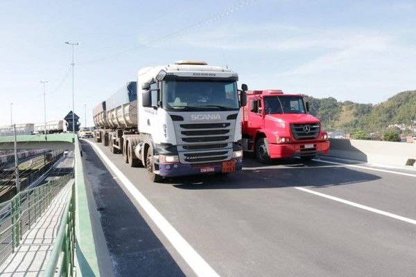 Com novas regras, motoristas caminhoneiros precisam fazer o agendamento antecipado para acesso ao Porto de Santos em São Paulo