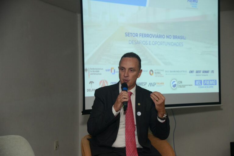 Vice-presidente extraordinário da NTC&Logística, Adalcir Ribeiro Lopes destaca a importância da multimodalidade em seminário sobre o setor ferroviário no Brasil