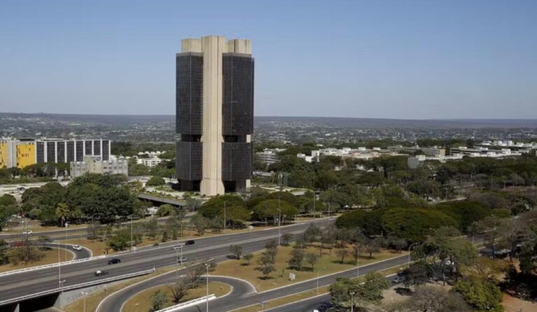 Banco Central se mostra preocupado com alta do dólar e diz que “não hesitará em elevar a taxa de juros” se julgar apropriado