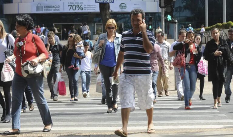 Desemprego cai para 6,9%, menor índice do trimestre desde 2014