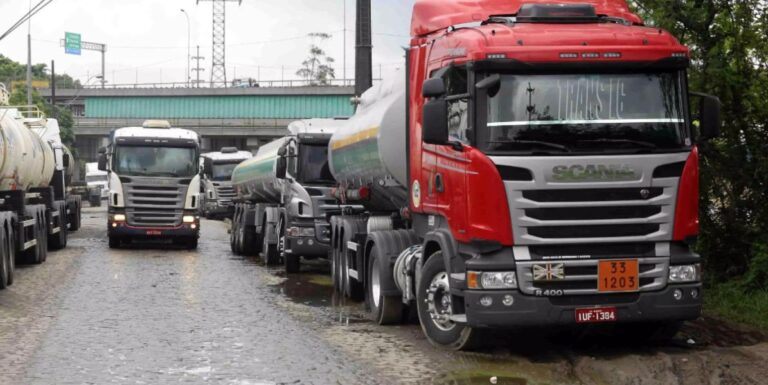 Caminhões podem ser proibidos de entrar no Porto de Santos em alguns horários