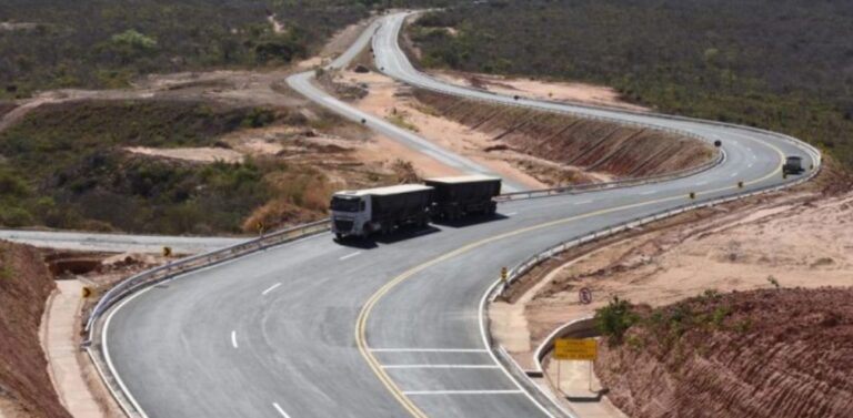 Motoristas caminhoneiros e produtores comemoram melhor trafegabilidade na BR-135 e Serra do Quilombo